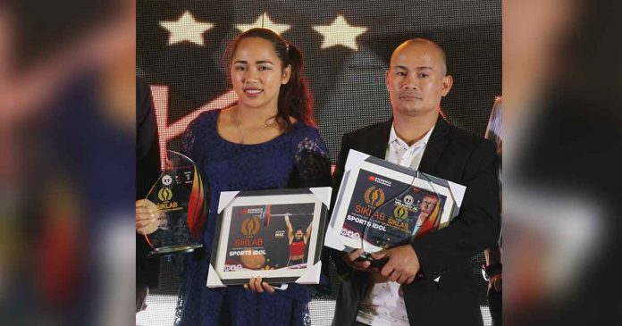 velasco Mansueto “Onyok” Velasco (right) and Hidilyn Diaz hold their “Sports Idol” awards at a 2016 sports awarding event. PHOTO COURTESY OF ONENEWS.PH