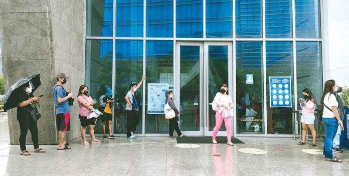 booster-shots-for-frontliners Iloilo City completely inoculated 30.24 percent of its target population as of Sept. 8. It is now looking into administering booster shots to medical frontliners. Photo shows walk-in residents waiting their turn for vaccination at the Iloilo Convention Center on Wednesday. PANAY NEWS PHOTO