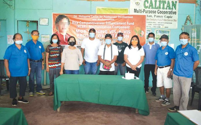 capiz-farmers Five farmers’ groups in Panay, Capiz, ink a memorandum of agreement with the Department of Agriculture- Philippine Center for Postharvest Development and Mechanization in Barangay Calitan for the delivery of farm equipment such as a four-wheel tractor, hand tractor, floating tiller, and riding type transplanter. DA-6