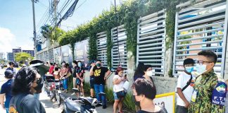 People wanting to register for the upcoming 2022 elections queue outside Ateneo de Iloilo in Mandurriao, Iloilo City. Commission on Elections Chairman Sheriff Abas mulls allowing coronavirus disease-positive individuals to exercise their right to vote in “isolation centers”. PANAY NEWS PHOTO