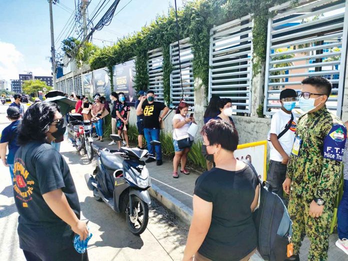 comelec-reg People wanting to register for the upcoming 2022 elections queue outside Ateneo de Iloilo in Mandurriao, Iloilo City. Commission on Elections Chairman Sheriff Abas mulls allowing coronavirus disease-positive individuals to exercise their right to vote in “isolation centers”. PANAY NEWS PHOTO