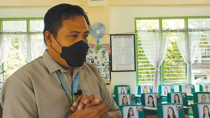 comprendio “Bisan sa picture lang nanda makita ko ang anda nga itsura. Basi maggwa kami sa schools kag magsumalangay kami, kondi ma-recognize ko, ‘Ay amo ‘ni ang akon nga advisory’,” Jessie Comprendio tells Panay News.