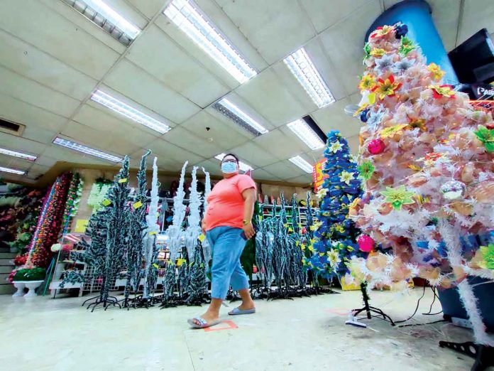 consumer In Iloilo City, Christmas is in the air despite the coronavirus pandemic. The Department of Trade and Industry urges manufacturers and retailers of Christmas decors to maintain current prices. According to DTI Consumer Protection Group undersecretary Ruth Castelo, keeping the prices offers some relief to Filipinos who will be celebrating the holiday season in a pandemic for the second year in a row. PANAY NEWS PHOTO