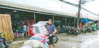 Work continues for this porter at the Iloilo Terminal Market despite the bad weather. The coronavirus disease health crisis has forced nearly 100,000 Western Visayans to leave their workplaces and look for other sources of income. PANAY NEWS PHOTO