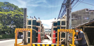 Hospitals in Iloilo city and province are running low on oxygen due to rising cases of coronavirus disease. The national government’s assistance is being sought. Photo shows medical oxygen tanks being prepared for delivery. FILE PHOTO