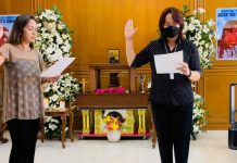 Guimbal’s vice mayor assumes pa’s post Mayor Jennifer Garin-Colada (right) swears in before her younger sister AAMBIS-OWA Rep. Sharon Garin. The urn of their father Mayor Oscar “Oca” Garin Sr. can be seen in the background. JENNIFER COLADA/FB