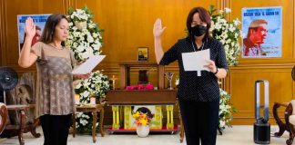 Mayor Jennifer Garin-Colada (right) swears in before her younger sister AAMBIS-OWA Rep. Sharon Garin. The urn of their father Mayor Oscar “Oca” Garin Sr. can be seen in the background. JENNIFER COLADA/FB