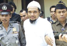 Indonesia arrests key leader in al-Qaida-linked group Militant cleric Abu Rusdan (center) is escorted out of a district court in Jakarta, Indonesia, during his trial hearing in 2003. On Friday, Rusdan and three other alleged members of Jemaah Islamiyah were arrested by Indonesia’s elite counterterrorism squad. AP/TATAN SYUFLANA