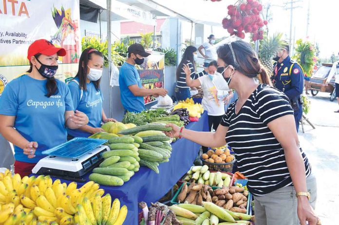 inflation A customer scans the vegetables on display at the KADIWA ni Ani at Kita market outlet in Roxas City, Capiz. As inflation accelerates to 4.9 percent in the country, prices of basic goods increased swiftly in August, with food and household commodity expenses leading the way. According to the Philippine Statistics Authority, meat prices climbed by 16.4%, fish prices increased by 12.4%, and vegetable prices hiked by 15.7%. DA-6