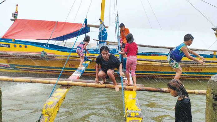 kids These children happily bathe under the pouring rain on Muelle Loney Street, Iloilo City. Joy in the midst of life’s challenges, such as the current coronavirus pandemic, reflects the resilience of Ilonggos. PANAY NEWS PHOTO
