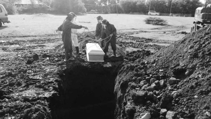This is how coronavirus disease 2019 fatalities are buried in San Joaquin, Iloilo. Personnel of funeral parlors are the ones burying the dead. SAN JOAQUIN MDRRMO