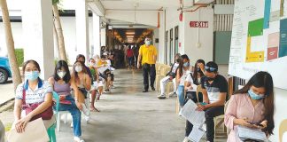 Eligible young voters wait their turn to register at the YouVote Satellite Registration at PHINMA University of Iloilo. Over 1,000 residents of Iloilo City, mostly young ones, were accommodated yesterday. The Commission on Elections is encouraging Western Visayans of voting age to register now. PANAY NEWS PHOTO