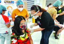 28.63% of Cadiz City target residents fully vaccinated KIDS’ VAXX IN BACOLOD A minor receives her first dose of coronavirus disease 2019 vaccine at the Riverside College in Bacolod City. The City Health Office targets to inoculate around 900 pre-registered children with comorbidities. Other minors (aged 12-17) with no comorbidity will also be inoculated starting Nov. 3 at SMX and Ayala malls. To date, 5,776 kids have registered online. Parents can register their children here: https://tinyurl.com/bcdceirminors PHOTO: EM ANG/EOC-TF