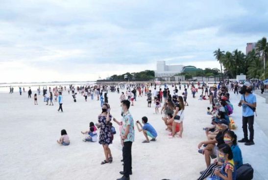 Local tourists flocked to Manila Bay’s dolomite beach Local tourists flocked to Manila Bay’s dolomite beach