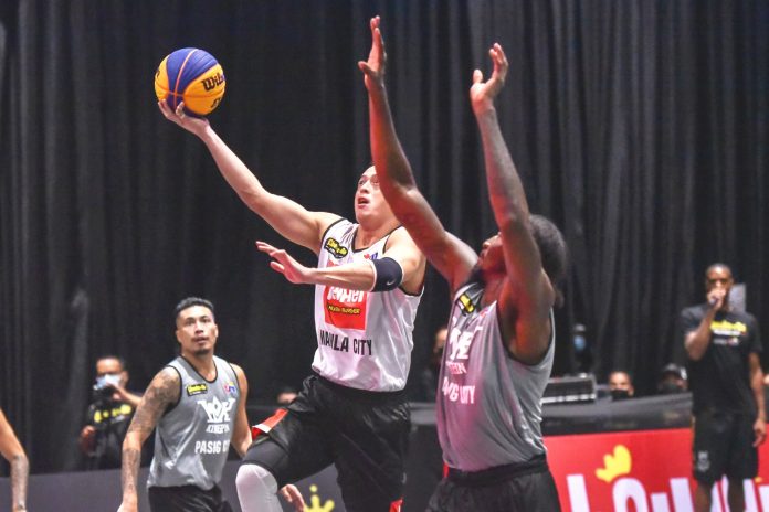 Manila HeiHei Chicken’s Chico Lanete attacks a defender from Pasig Kingpins for a layup. Manila HeiHei Chicken’s Chico Lanete attacks a defender from Pasig Kingpins for a layup. PHOTO COURTESY OF CHOOKS-TO-GO