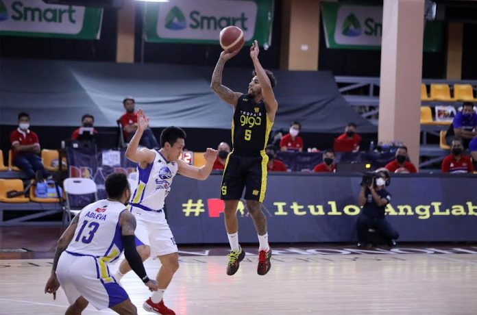 TNT Tropang Giga’s Michael Williams TNT Tropang Giga’s Michael Williams pulls up for a three-pointer in front of the defense of Magnolia Pambansang Manok Hotshots’ Rome dela Rosa. PBA MEDIA BUREAU