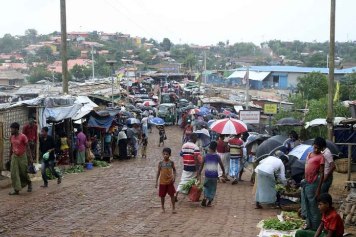 W-2 People shop for vegetables at the Kutupalong Rohingya refugee camp in Cox’s Bazar, Bangladesh. A key refugee leader, Mohibullah, was shot to death in the Kutupalong camp by unknown gunmen on Wednesday. AP