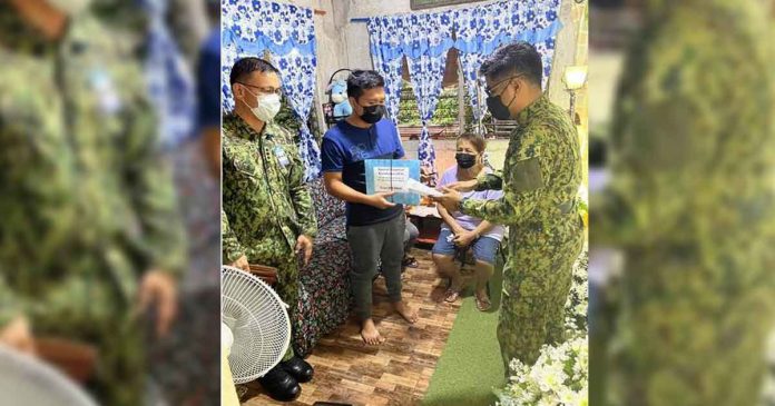 bugasong-cop The Agting family represented by Elgin Fred Agting (center) receives financial assistance from the Police Regional Office 6. Police Staff Sergeant Elvin Agting of the Bugasong, Antique police station was shot by a mentally-challenged man when he responded to a shooting. PRO-6 PHOTO