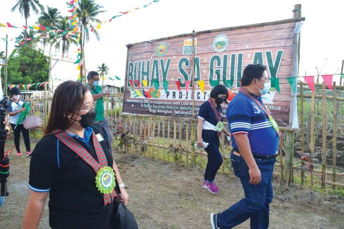 dar1 Department of Agrarian Reform Secretary, Bro. John Castriciones visits the “Buhay sa Gulay” project in Bacolod City.