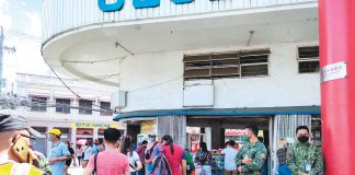 Iloilo City’s downtown area is buzzing with shoppers on the metro’s first day under a heightened general community quarantine. Policemen are strictly enforcing the health protocols. “Let us continue observing them to remain under a lower quarantine classification,” says Mayor Jerry Treñas. PANAY NEWS PHOTO