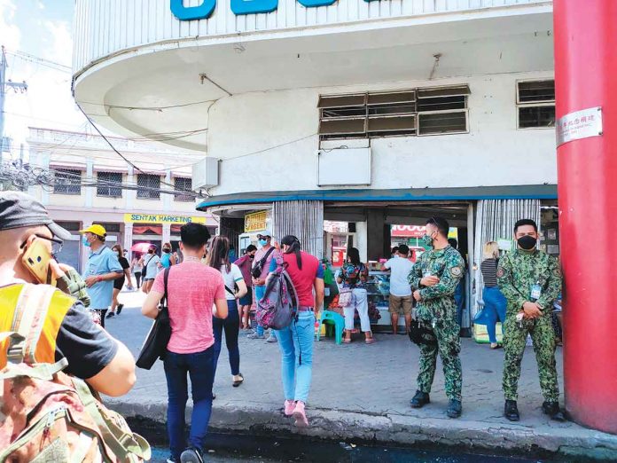 foto Iloilo City’s downtown area is buzzing with shoppers on the metro’s first day under a heightened general community quarantine. Policemen are strictly enforcing the health protocols. “Let us continue observing them to remain under a lower quarantine classification,” says Mayor Jerry Treñas. PANAY NEWS PHOTO