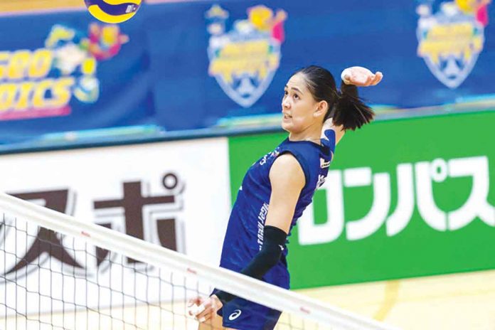 jaja Saitama Ageo Medics’ Jaja Santiago goes for a spike against the Okayama Seagulls. V.LEAGUE PHOTO
