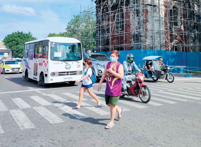 libre-sakay ‘LIBRE SAKAY’. Modernized jeepneys offering free rides to medical frontliners, essential workers and authorized persons outside residence are back. The “Libre Sakay” will be until Dec. 31 this year. Photo shows one of the 28 modern jeeps of the Iloilo City Alliance of Operators and Drivers Transport Cooperative plying the Ungka Jaro CPU-Iloilo City route and vice versa. PANAY NEWS PHOTO