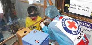 A personnel of the Philippine Red Cross administers Sinovac vaccine to a person deprived of liberty at the Iloilo District Jail in Barangay Nanga, Pototan, Iloilo. PHOTOS BY GILBERT VALDERRAMA