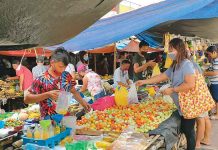 Vegetable and fruit stalls in Iloilo City’s Jaro Big Market are bustling with customers on Thursday. Despite the declining coronavirus disease 2019 cases in the metropolis, the city government still enforces rigorous quarantine measures. Iloilo City will be under a general community quarantine starting tomorrow. PANAY NEWS PHOTO