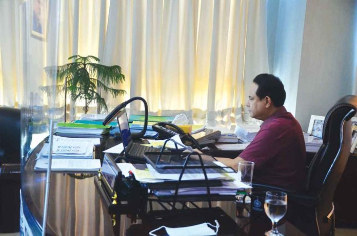 pic-defensor Gov. Arthur Defensor Jr. presents ProCID Cares (Provincial Civil Defense Case Referral System) as Iloilo’s entry to this year’s Digital Governance Awards of the Department of Information and Communications Technology. BALITA HALIN SA KAPITOLYO