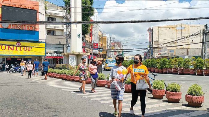 pic1 Photo shows shoppers in Iloilo City’s downtown area. The Department of Labor and Employment says payment of an employee’s 13th-month pay is mandatory. PANAY NEWS PHOTO