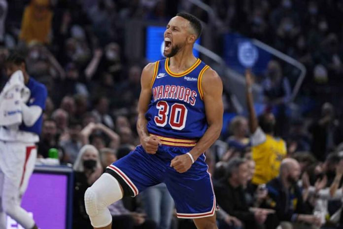 sports-NBA-pic Golden State Warriors guard Stephen Curry reacts after making a three-point shot against the Los Angeles Clippers. AP PHOTO/TONY AVELAR