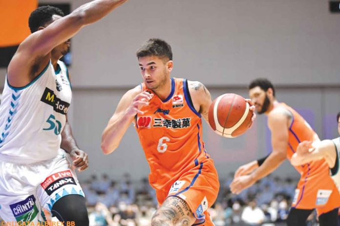 Kobe Paras of Niigata Albirex BB attacks the defense of Kyoto Hannaryz. B.LEAGUE PHOTO