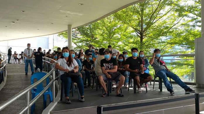 vaccinees Vaccinees flock to SM City mall in Mandurriao, Iloilo City to avail themselves of Pfizer jabs against coronavirus disease 2019. PANAY NEWS PHOTOS.