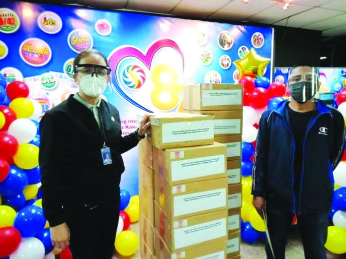 PCSO Dr. Roel Aparato, Division Chief III of the MSD take a photo opportunity with recipient, Dennis Monteza representing Mayor Reymond Ambion of Tagaytay City