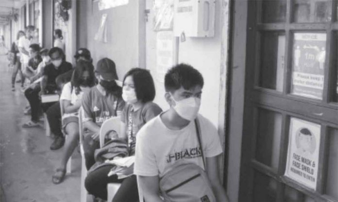 antique-voters Voters wait for their turn to enter the Commission on Elections office in Sibalom, Antique to register. Comelec-Antique on Nov. 2 reported 7,603 registrants from Oct. 11 to 30. PNA/PHOTO COURTESY OF RADYO KAABYANAN