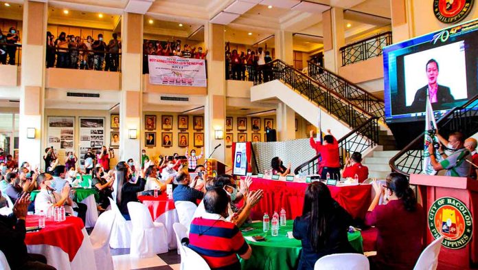 bacolod Officials of the Bacolod City government and stakeholders gather at the Bacolod City Government Center during the virtual awarding ceremony of the Philippine Chamber of Commerce and Industry. ARCHIE ALIPALO/PN