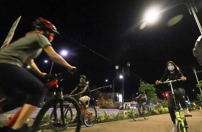 bike-iloilo-city PEDAL ON! Ilonggos enjoy the night on Diversion Road in the country’s bike capital. Iloilo City just clinched two awards – gold for the Most Bike-Friendly City and another in this year’s Bike Lane Awards. ARNOLD ALMACEN/CMO