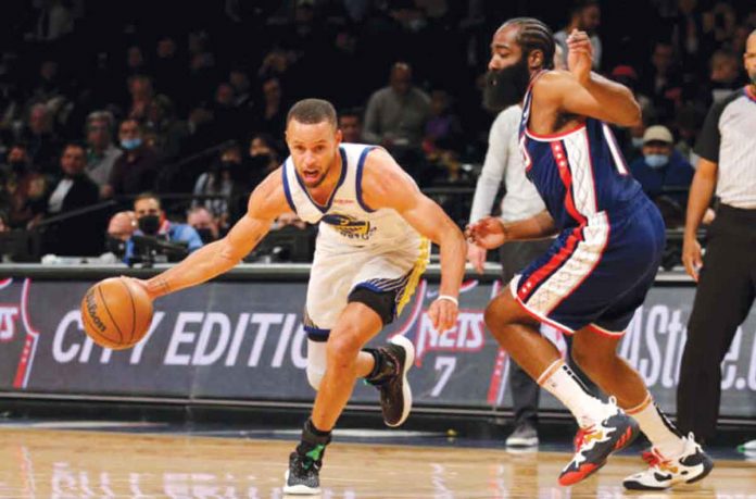 curry Golden State Warriors’ Stephen Curry dribbles the ball while being defended by Brooklyn Nets’ James Harden. FANSIDED PHOTO