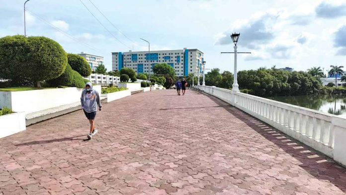 esplanade People enjoy the fine weather while jogging at the Iloilo River Esplanade. PANAY NEWS PHOTO