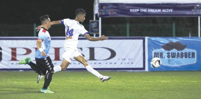Azkals Development Team’s Jarvey Gayoso with a corner kick. PFL PHOTO