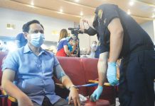 Iloilo guv ‘content’ with Day 1 of mass vaccination Iloilo’s Gov. Arthur Defensor Jr. gets his blood pressure checked prior to receiving a Sinovac booster jab at the West Visayas State University Cultural Center. PANAY NEWS PHOTO