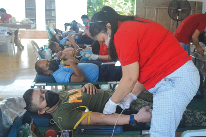 iloilo-cops-donate-blood Personnel of the Iloilo Police Provincial Office donate blood at their headquarters in Santa Barbara, Iloilo. PANAY NEWS PHOTO