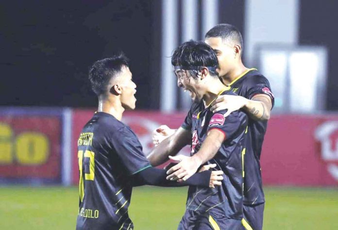 Kaya Futbol Club-Iloilo’s Daizo Horikoshi (center) celebrates with teammates after scoring a goal against the Azkals Developmental Team. PFL PHOTO