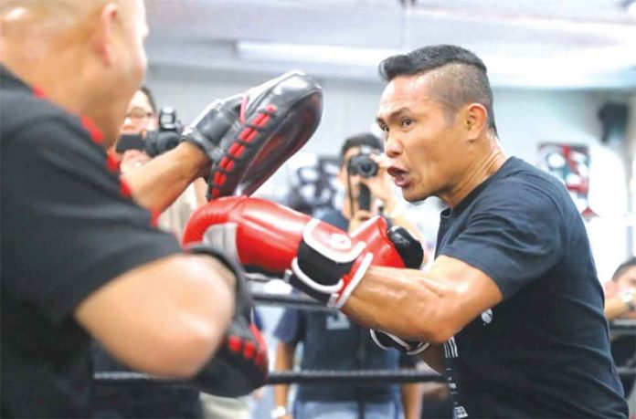 Donnie Nietes of Murcia, Negros Occidental is a four-division world boxing champion. He is getting ready for a WBA super flyweight division eliminator on Dec. 11, 2021 in Dubai. PHOTO FROM BOXINGSCENE.COM