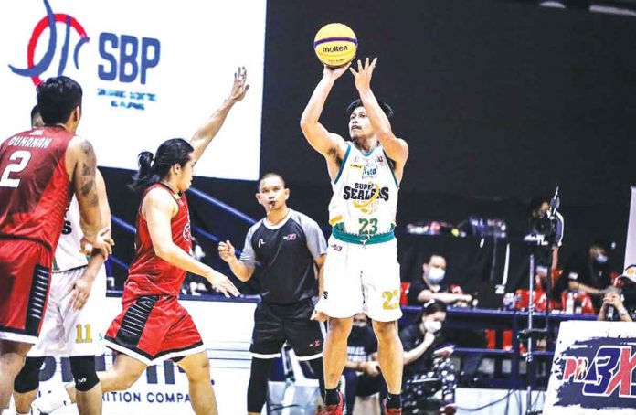 sports-sista Sista Super Sealers’ John Kenneth Mocon drills an outside basket during their Pool B match against Barangay Ginebra San Miguel Kings. PBA MEDIA BUREEAU