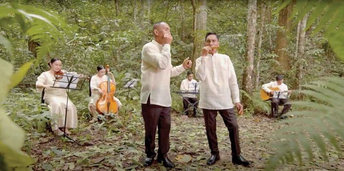 Nissan-Leaf-Orchestra Leaf musicians perform beloved holiday songs at the Rajah Sikatuna Protected Landscape in Bohol.