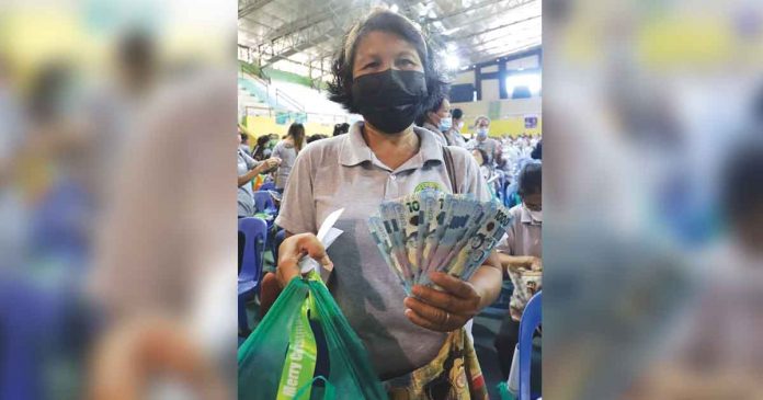 antique-brgy-woker-cash-incentive A Barangay Health Worker receives her cash incentivs from the provincial government of Antique. PHOTOS FROM FACEBOOK PAGE OF PROVINCE OF ANTIQUE