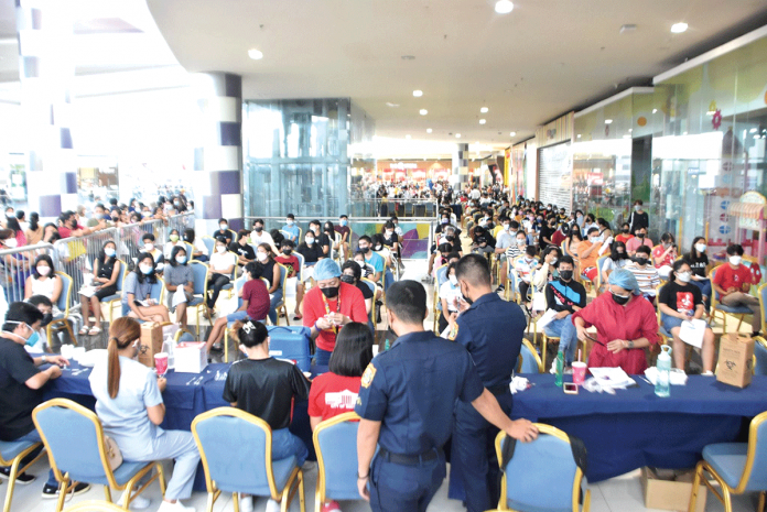 bacolod-vax Bacolod City residents flock at SM City Bacolod on the first day of the “Bayanihan Bakunahan” on Monday, Nov. 29, 2021. BACOLOD CITY PIO
