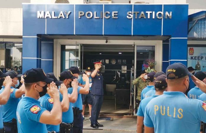 boracay-cops With many policemen around, tourists should feel safe in Boracay Island. With the influx of domestic tourists, simulation drills were conducted to assess the capability and readiness of the police force in the island. PHOTO BY MALAY AKLAN PNP